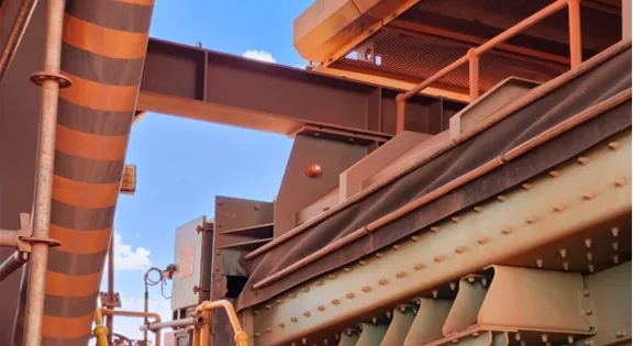 Wireless vibration sensor product screen on an iron ore vibratory feeder chute
