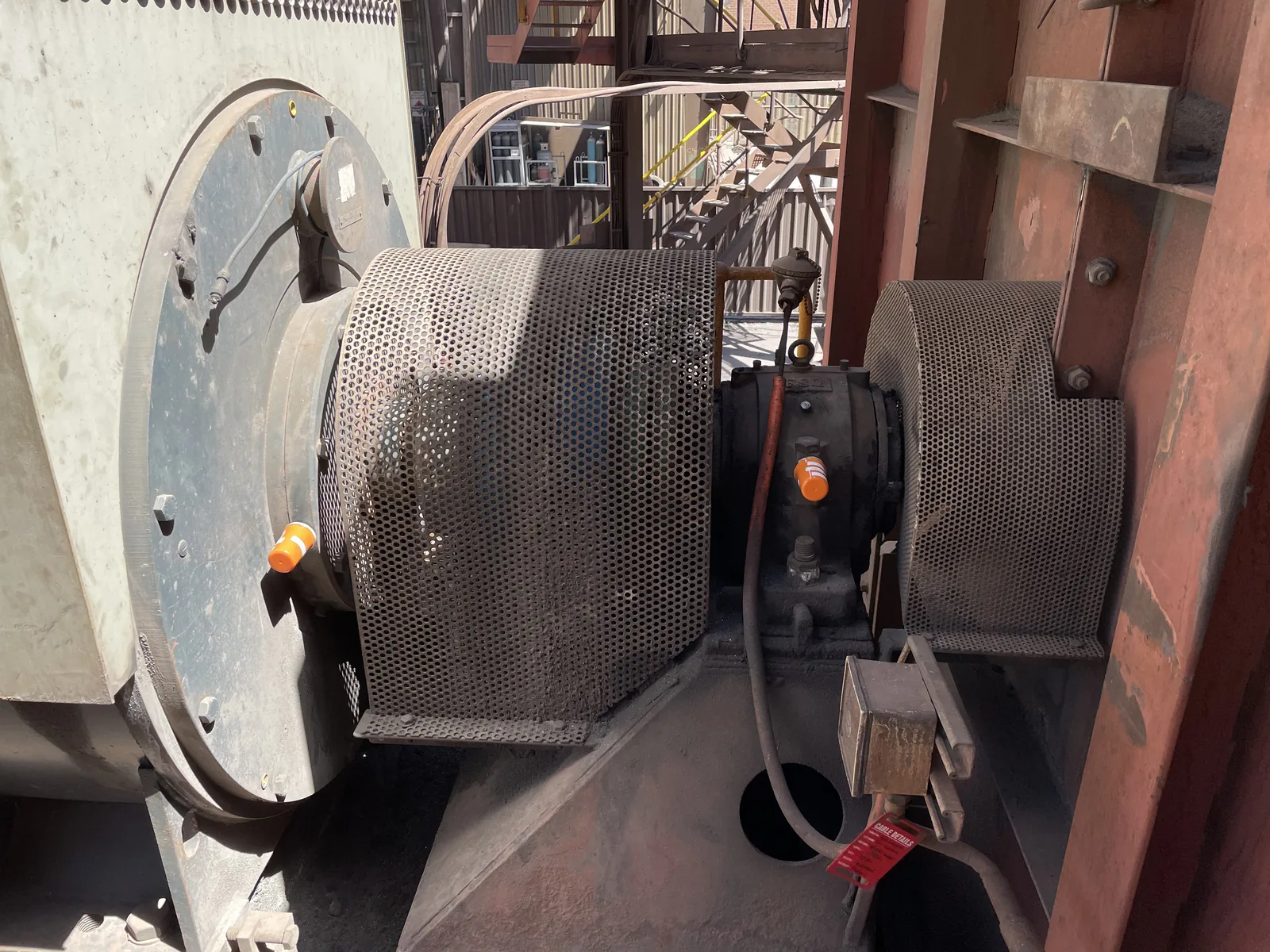 Wireless vibration sensor mounted on a plant pump