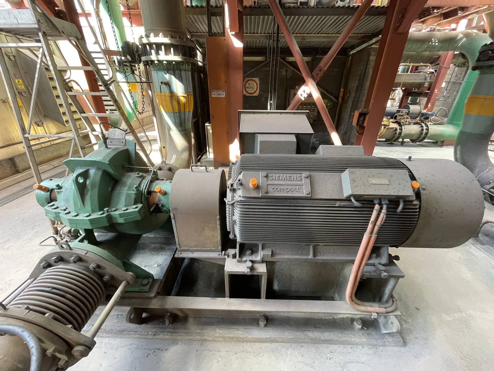 Battery-powered wireless vibration sensor attached to a machine housing
